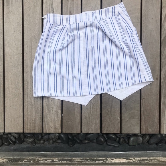 BCBG MAXAZRIA Blue & White Striped Zip Up Skort - Picture 3 of 7